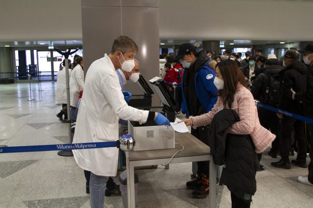 Restricțiile COVID pentru călătorii care sosesc din China se extind în Europa. Franţa şi Marea Britanie impun un test negativ