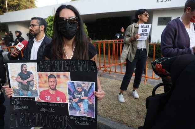 CNN: fotbalistul iranian Amir Nasr-Azadani și zeci de protestatari riscă să fie executați de Crăciun. Un eșafod a fost instalat în orașul Isfahan