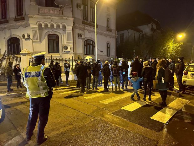 Protest AUR la ambasada Austriei din București, după ce România a fost respinsă în Schengen. George Simion: „Nu suntem cetăţeni de mâna a doua a Europei”