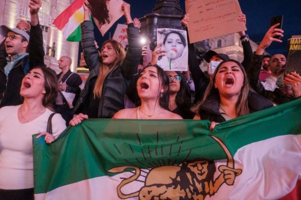 Medicii care tratează pe ascuns protestatarii din Iran vorbesc despre femei împușcate în zona genitală și sute de tineri rămași orbi