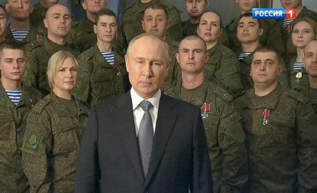 Vladimir Putin, înconjurat de militari, a rostit cel mai lung discurs de Anul Nou de când e președintele Rusiei