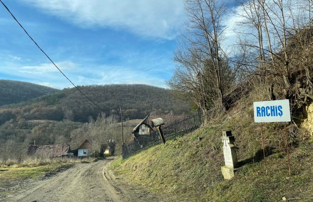 VIDEO REPORTAJ în satul din Alba cu trei locuitori. Cum refuză o mână de oameni să lase să moară locul în care s-au născut
