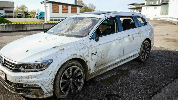 Un băiat român și iubita lui, amândoi 13 ani, tâlhăresc și distrug mașini în Austria, fără să fie pedepsiți: „E amuzant să calci pe cineva pe cap!”