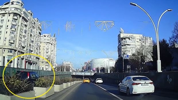 VIDEO. Momentul în care o mașină intră pe contrasens la Pasajul Unirii