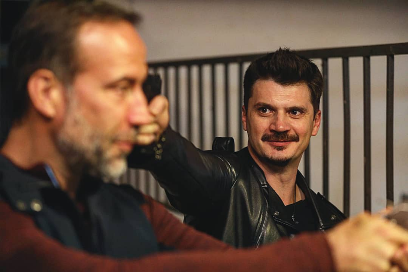 INTERVIU. Actorul Emilian Oprea, despre spectacolul „Exil” și traumele unor generații: „Nu-i voi spune niciodată unui tânăr de 20 de ani să rămână în România”