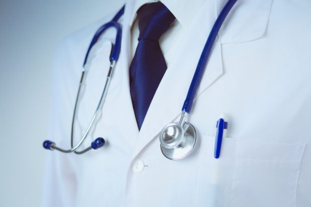 Cunoscut medic ORL din Buzău, reținut pentru luare de mită. E acuzat că a cerut unui copil 1.500 de lei pentru o operaţie