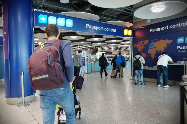 Două zile până la momentul decisiv al Schengen: Austria amenință că mută Zidul Berlinului la Viena, presa spune că „e stilul de operetă al cancelarului Nehammer”