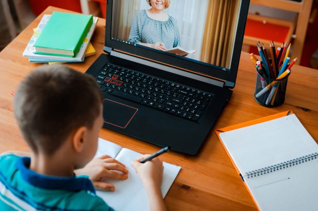 Marea păcăleală națională a burselor pentru elevii care au învățat online. Sute de părinți și de copii au rămas fără banii promiși. „A fost un experiment social”