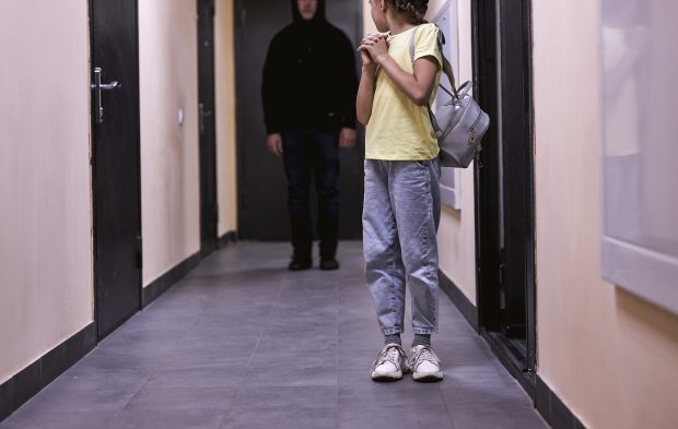 36 de copii români, abuzaţi sexual de un cetăţean german, judecat în libertate. El cerea să-i fie aduse „fete de 12-13 ani, slabe”