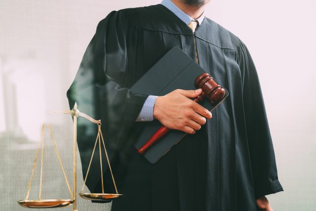 Cum poți să devii judecător în România