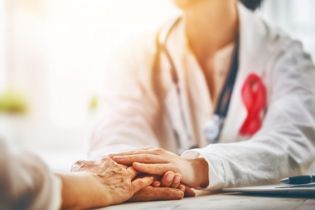 „Diagnosticul de «cancer» sperie, dar luptăm împreună”. Cât de mult contează încrederea în medic pentru o pacientă cu cancer la sân