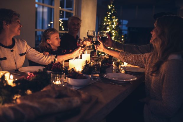 O idee de cadou surprinzătoare pentru viitor. De ce ar fi important să vă înregistrați discuțiile cu familia de la masa de Crăciun