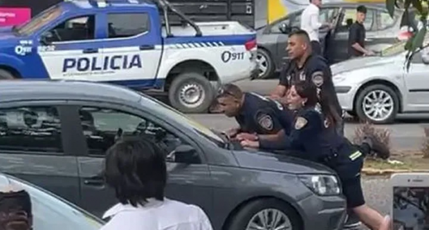 Un șofer n-a oprit la semnalul polițiștilor și a fugit cu ei pe capotă, la Cordoba, în Argentina