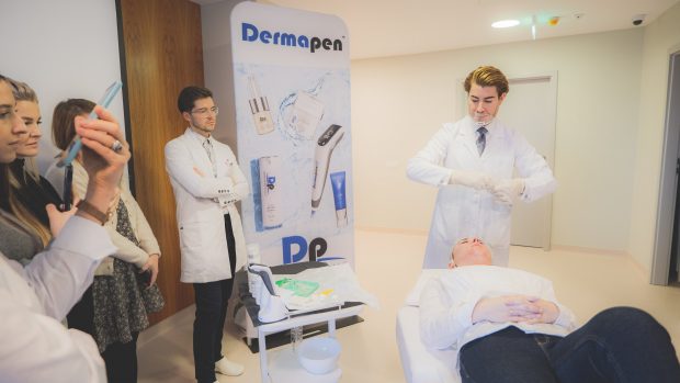 Spitalul MedLife Humanitas a găzduit lansarea, în premieră în România, a noii game Dp Dermaceuticals EXO-SKIN, prezentată de Dr. Andrew R. Christie-Schwarz
