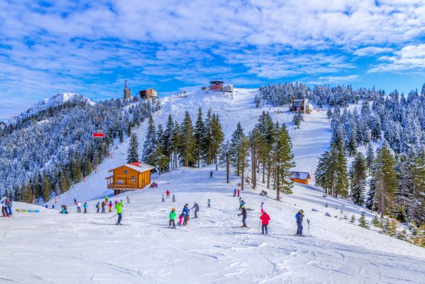 Zăpadă de 30 de centimetri pe pârtiile din Poiana Braşov. Mii de turişti petrec weekendul la munte