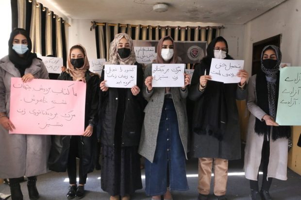 Proteste în Afganistan, după interzicerea accesului femeilor în universități. Guvernul taliban își apără decizia