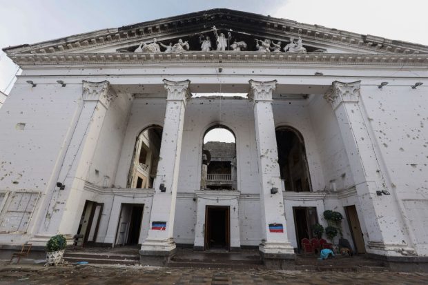 Rușii au demolat jumătate din clădirea teatrului din Mariupol, bombardată în martie, spune un oficial ucrainean