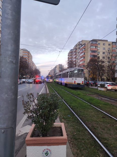 O fetiță a fost lovită de un tramvai pe Calea Rahovei