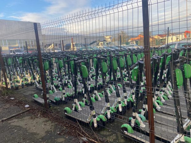 Ce-a decis primăria Cluj-Napoca în privința a peste 200 de trotinete electrice parcate ilegal