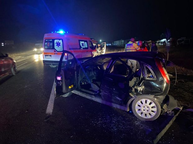 O persoană a murit și alte patru au fost grav rănite într-un accident la Garoafa, în care au fost implicate două mașini și un TIR