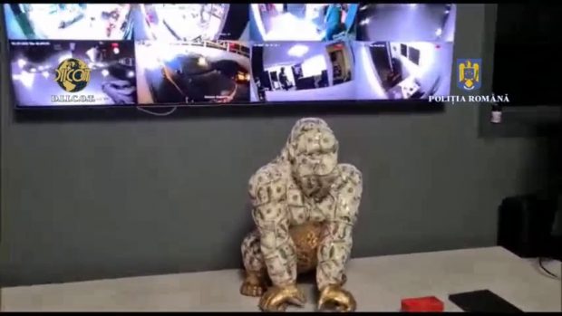 Anchetatorii au găsit o gorilă făcută din dolari în casa fraților Tate. VIDEO