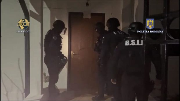 Imagini video de la perchezițiile DIICOT la frații Andrew și Tristan Tate. Cei doi au fost reținuți