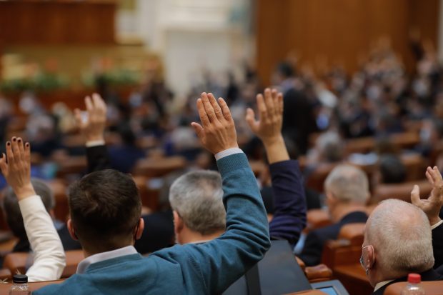 Legea privind avertizorii de integritate, adoptată marți de Parlament, descurajează raportarea neregulilor, acuză zeci de ONG-uri: „PSD și PNL nu-și doresc un instrument real de combatere a corupției și abuzurilor”