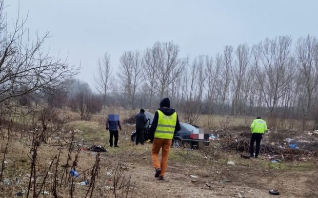 Un tânăr din Vrancea, care conducea fără permis o mașină neînmatricualtă, și-a abandonat autoturismul și a fugit de polițiști
