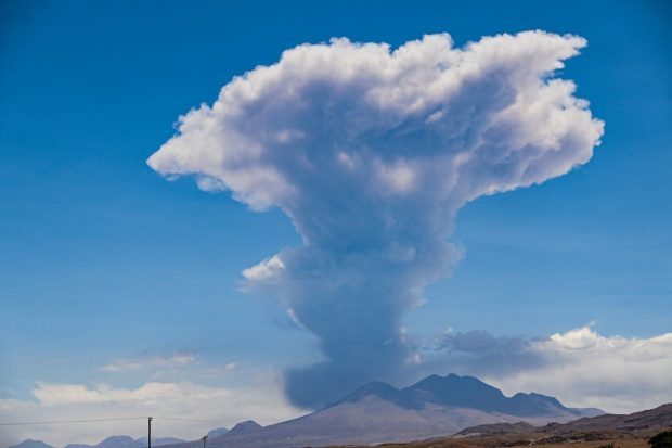Vulcanul Lascar din Chile și-a intensificat activitatea. Autoritățile au crescut nivelul de alertă. VIDEO