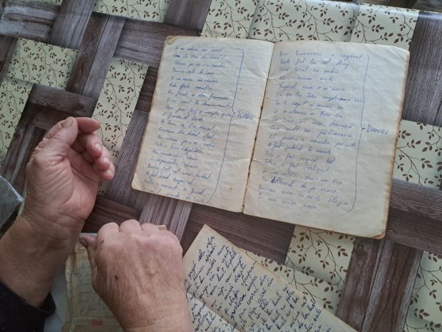 Într-un sat depopulat din Sălaj, o femeie de 84 de ani a preluat misiunea cântatului în biserică de la tatăl ei. O alta a salvat colinde într-un caiet vechi de 60 de ani