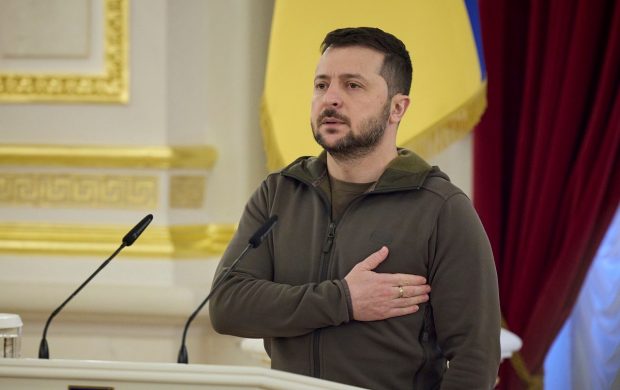 Volodimir Zelenski se îmbracă aproape exclusiv cu mărci de haine ucrainene pe care le-a făcut celebre de când a început războiul cu Rusia