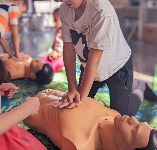 Elevii și studenții cer cursuri de prim ajutor în școli și cabinete medicale școlare funcționale, după cazul elevei înecate cu un jeleu