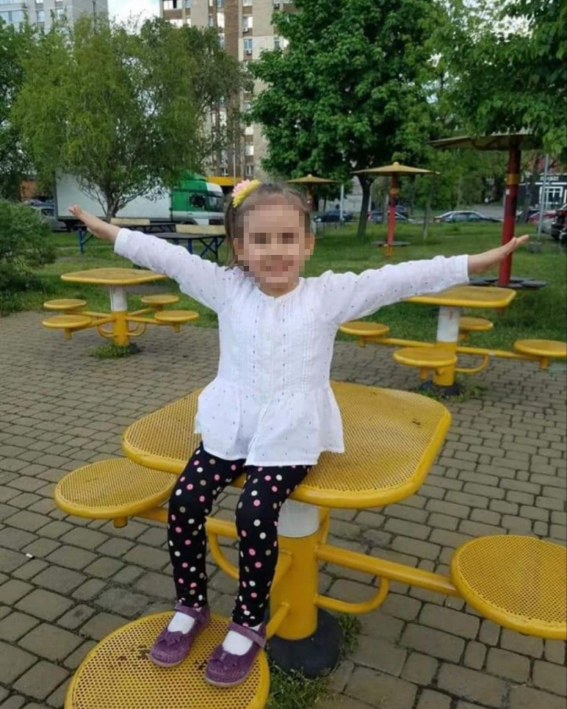 Imagini copleșitoare cu tatăl care plânge în hohote, după ce a aflat că soția și fiica lui au murit în grădinița din Brovarî
