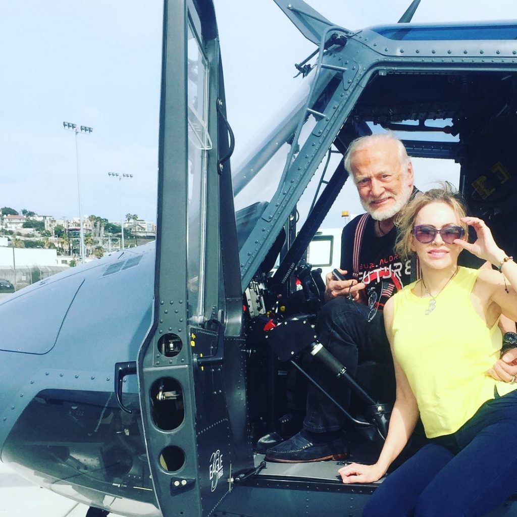 Buzz Aldrin, despre relația cu Anca Faur, românca pe care a luat-o de soție: „Este iubirea vieţii mele şi facem totul împreună” 4 anca faur si buzz aldrin 5