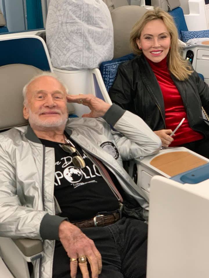 Buzz Aldrin, despre relația cu Anca Faur, românca pe care a luat-o de soție: „Este iubirea vieţii mele şi facem totul împreună” 5 anca faur si buzz aldrin 6
