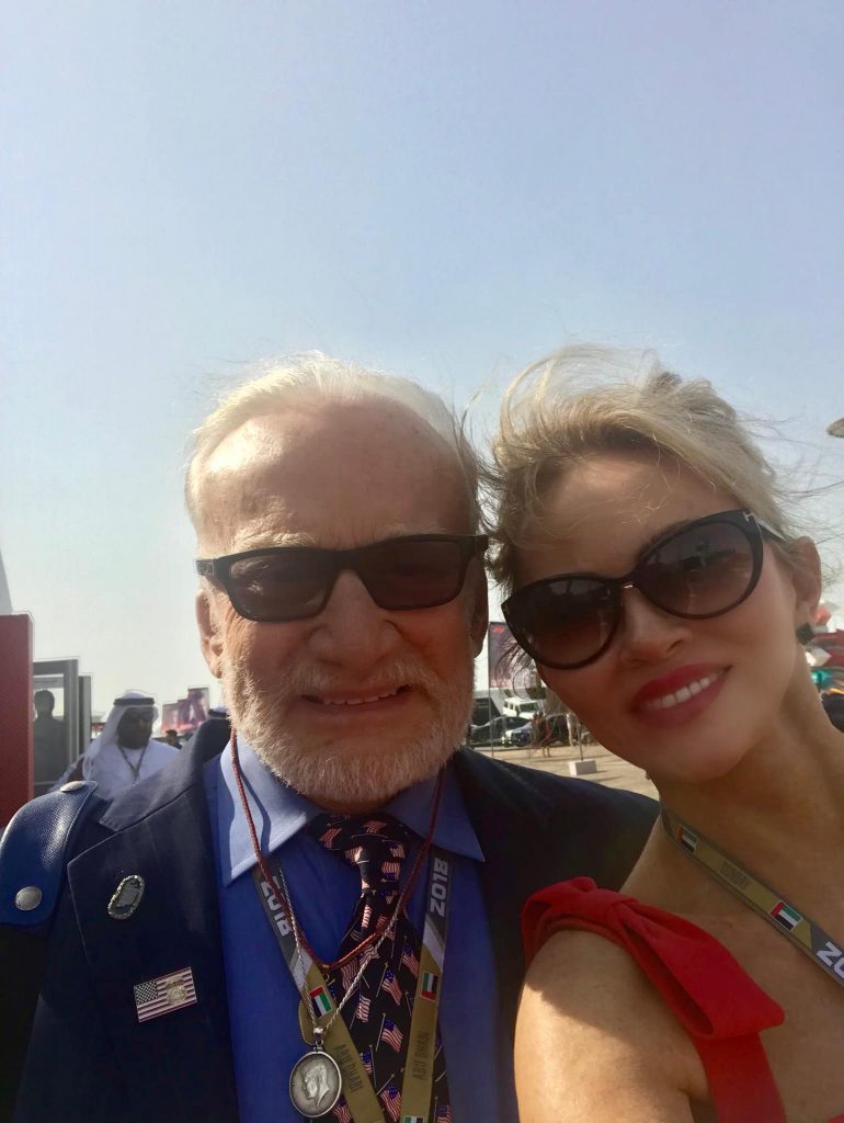 Buzz Aldrin, despre relația cu Anca Faur, românca pe care a luat-o de soție: „Este iubirea vieţii mele şi facem totul împreună” 6 anca faur si buzz aldrin 7