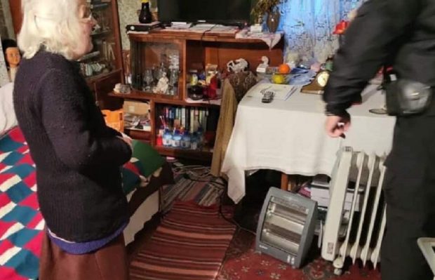Bătrâna din Constanța care a sunat la 112 de frig și singurătate a ajuns la spital. Angajatele de la Asistenţă Socială, acuzate că au țipat la ea