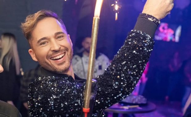 Imagine Stire Câte operații estetice are Dinu Maxer: „Ca bărbat, să te lauzi cu asta, nu e ok, dar nici la 20 de ani nu arătam așa fresh” | 2review.ro