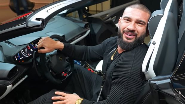 Imagine Stire Imagini cu mașina de 300.000 de euro a lui Dorian Popa. A mers la fabrica Lamborghini, în Italia: „Mi-au dat și lacrimile” | 2review.ro