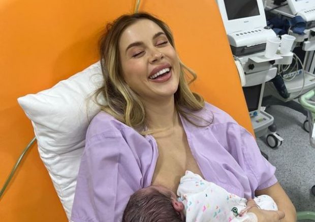 Imagine Stire Emily Burghelea a născut un băiețel. Primele imagini cu bebelușul: „Faceți cunoștință cu voinicul nostru de 10” | 2review.ro