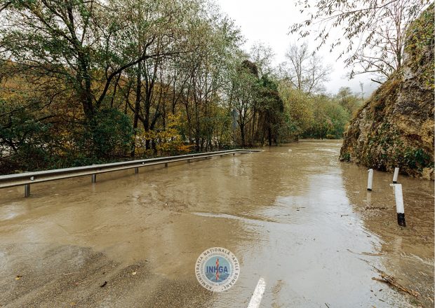 Cod galben şi cod portocaliu de inundaţii în mai multe bazine hidrografice, până sâmbăta la prânz
