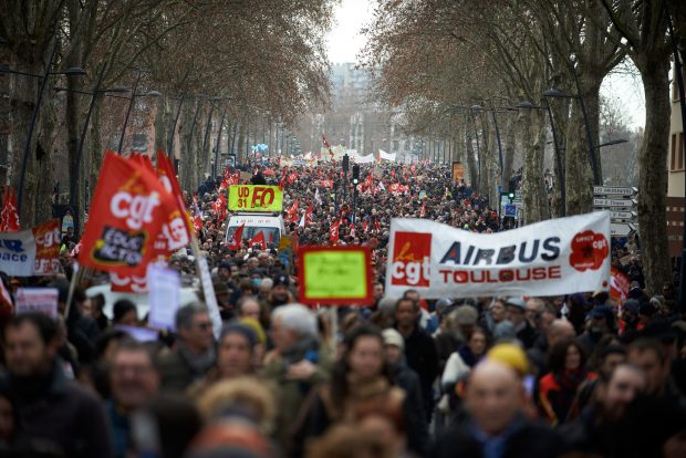 Sindicatele din Franța organizează azi noi proteste, în tentativa de a opri revizuirea sistemului de pensii
