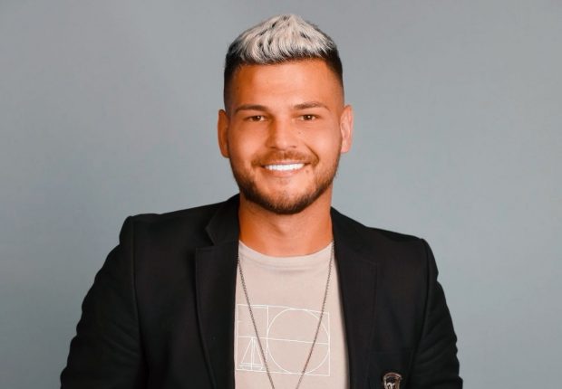 Imagine Stire Răzvan Botezatu s-a despărțit de iubit: „Îl caut pe ăla cu bani mulți și cu zile puține” | 2review.ro