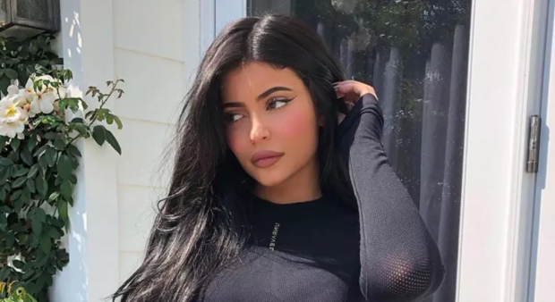 Kylie Jenner, apariție surprinzătoare la Săptămâna Modei de la Paris. Vedeta a purtat pe umeri un cap de leu