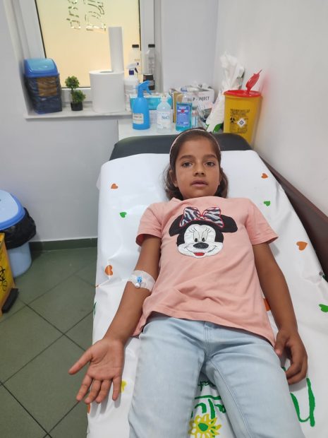 Viața Crenguței poate fi salvată cu tratamente care costă peste 20.000 de lei lunar. Cancerul abdominal de care suferă a recidivat, iar medicii i-au depistat și sindromul chiliaditi care i-a afectat colonul