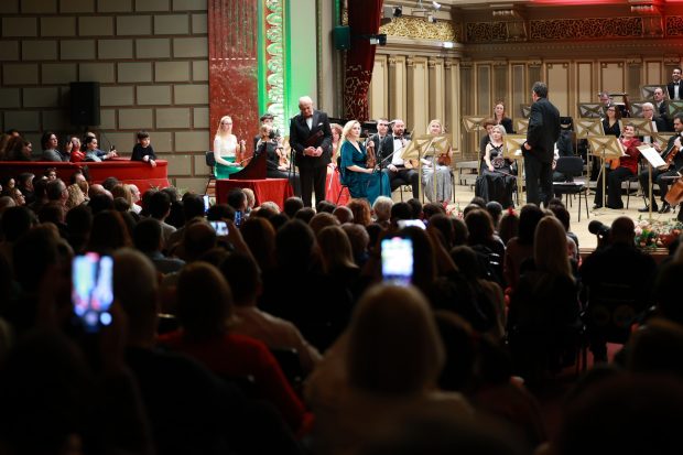 Alex, bolnav de cancer osos, a primit prin Fundația Ringier 24.000 de lei pentru a ajunge la tratament în Turcia. Banii au fost strânși în urma unui concert caritabil susținut la Ateneul Român