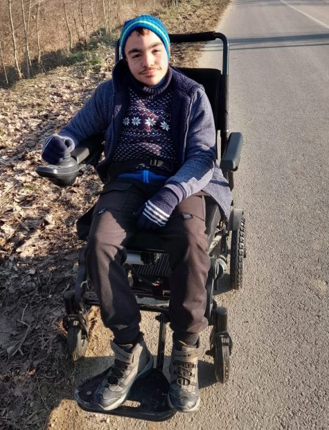 Prietenii Fundației Ringier i-au făcut lui Dragoș un cadou special. Băiatul bolnav de cancer și tetrapareză spastică a primit un căruț electric modern, în valoare de peste 1.500 de euro