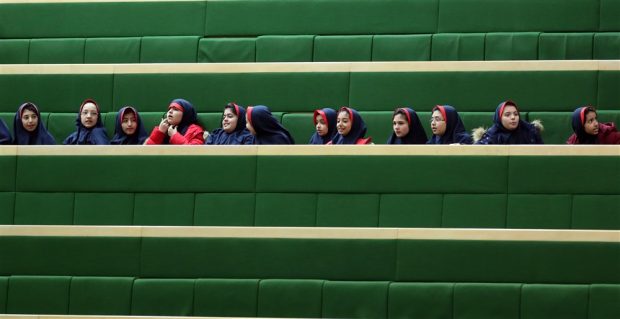 Alte zeci de eleve din Iran au ajuns la spital, după ce au fost otravite. Este cel mai recent atac din seria de incidente din ultimele trei luni