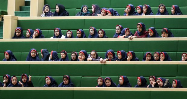 Sute de eleve din Iran au fost otrăvite într-o tentativă de închidere a școlilor
