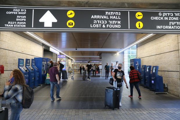Un cuplu și-a abandonat bebelușul pe aeroportul din Tel Aviv pentru că nu aveau bilet pentru el